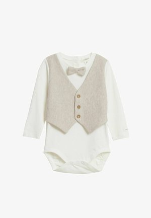 Baby weißer Langarm-Body mit beiger Stoffweste, drei Knöpfen und passender Fliege, die am Halsansatz angenäht ist.