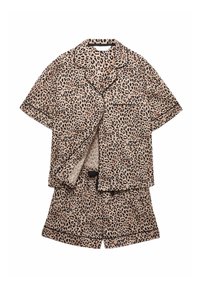 Piżama w leoparda wykonana z lekkiego materiału. Krótki rękaw, kołnierz z klapami, kieszeń, a także dopasowane szorty z czarnymi wykończeniami.