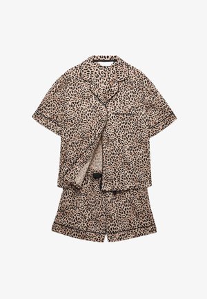 Luipaardprint pyjama set gemaakt van lichtgewicht stof. Korte mouwen bovenkant met reverskraag, zak en bijpassende shorts met zwarte afwerking.