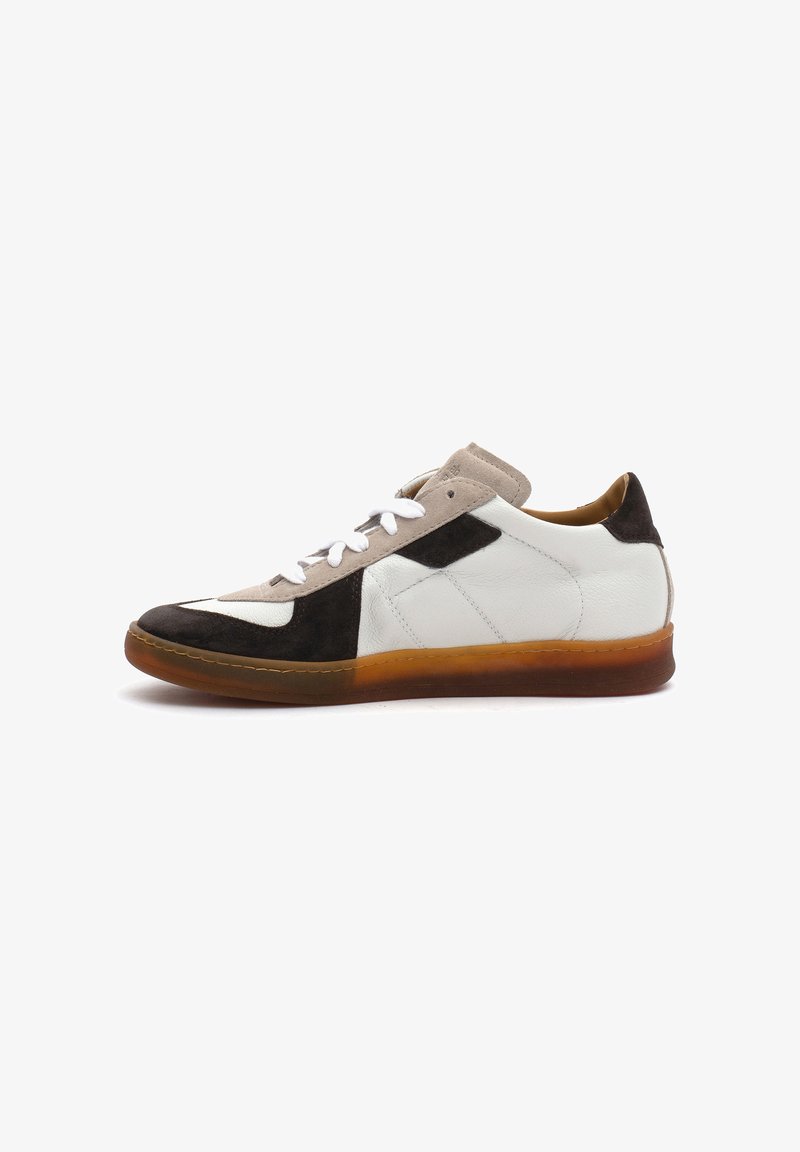 Sneaker aus einer Kombination von weißem Leder und dunkelbraunem Wildleder, Gummisohle, flachen weißen Schnürsenkeln und einem runden Zehen-Design.
