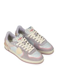 Zapatillas deportivas con paneles de ante y cuero en lavanda, azul claro y crema, con detalles perforados y cordones planos.