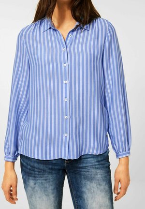 Blauwe blouse met lange mouwen en knoopsluiting, voorzien van witte verticale strepen. Bevat een kraag, een afgeronde zoom en knoopaccenten aan de voorkant en op de mouwen.
