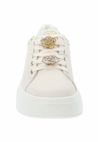 Białe skórzane sneakersy z zaokrąglonym czubkiem, trzema dekoracyjnymi akcentami w kształcie róż, płaskimi sznurówkami i grubą białą gumową podeszwą.