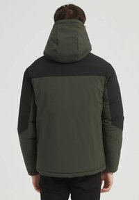 Veste isolée pour homme en vert foncé et noir, dotée d'une capuche, d'un design rembourré, d'une texture lisse et d'un panneau horizontal contrastant au dos.