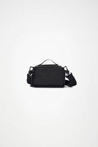Bolso sintético negro con forma rectangular, asa superior, correa ajustable y cierre de cremallera. Presenta un logo sutil en la parte frontal.