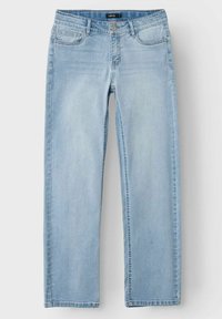 Jeans rectos de color azul claro, hechos de denim, que cuentan con cinco bolsillos, un cierre con botón de metal y costuras minimalistas a lo largo de las costuras.