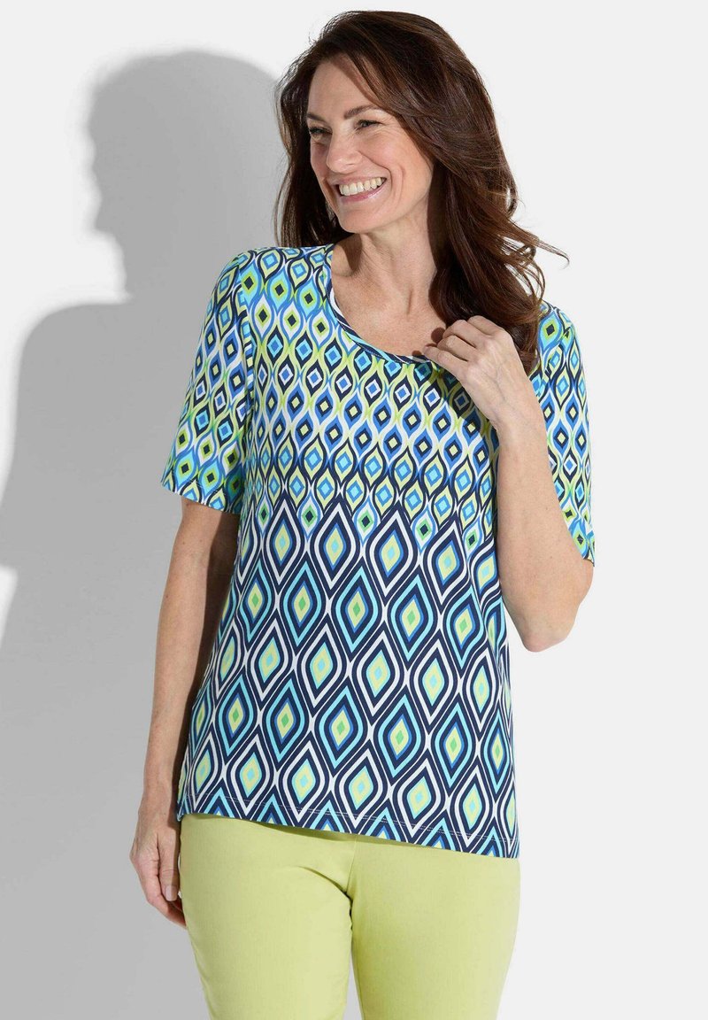 Patroon met korte mouwen in blauw en groene ruitvormen op een marineblauwe achtergrond; ronde halslijn; lichtgewicht stof.