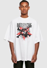Merchcode MOTLEY CRUE - MONTAGE SKULL HUGE - Top s dlouhým rukávem - white