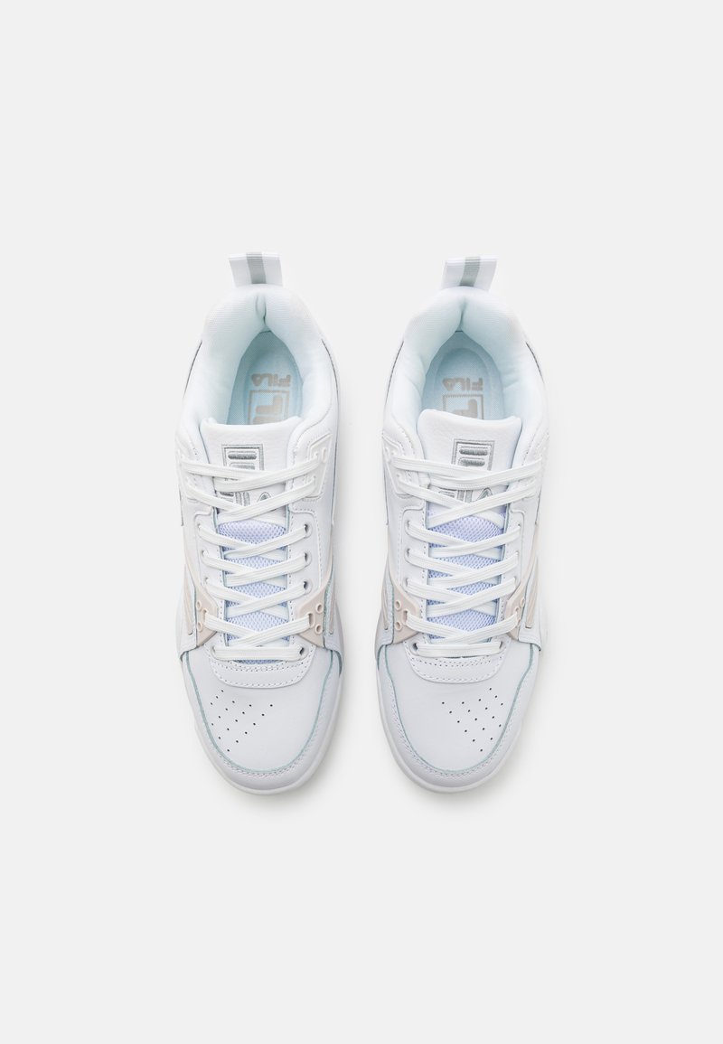 Weiße synthetische Sneakers mit Mesh-Einsätzen, runder Zehenbereich, Perforationen für Atmungsaktivität und kontrastierenden Pastellakzenten. Auffälliges Logo-Detail sichtbar.