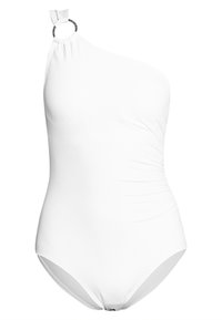 Witte badpak met een enkele schouderband, met een geplooide textuur en een metalen ringaccent op de schouder.