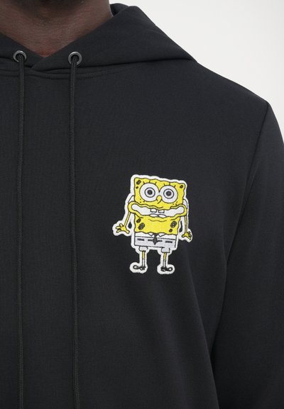Felpa nera con cappuccio caratterizzata da un personaggio di SpongeBob SquarePants ricamato in giallo sul lato sinistro del petto. Il tessuto è morbido e dalla trama liscia.