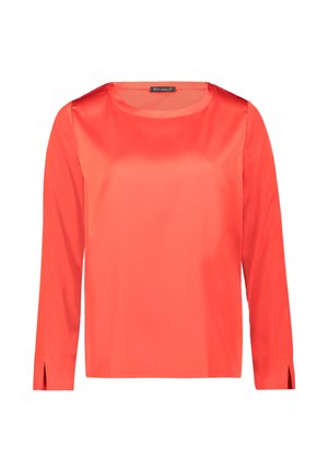 Rode satijnen blouse met lange mouwen, ronde halslijn en splitmanchetten. De stof heeft een gladde, glanzende afwerking en een getailleerde snit.