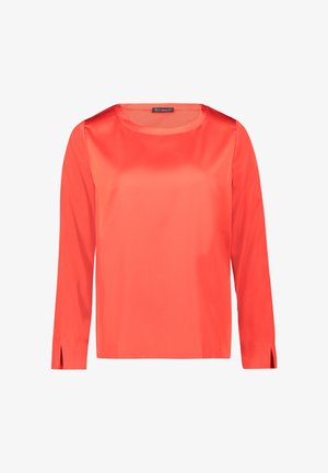 Czerwona satynowa bluzka z długimi rękawami, okrągłym dekoltem i rozcięciami przy mankietach. Tkanina ma gładkie, błyszczące wykończenie oraz dopasowany krój.