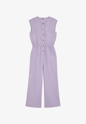 Combinaison lilas en tissu texturé avec une taille cintrée, des boutons sur le devant et un design à jambes larges. Sans manches avec des coutures apparentes.
