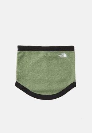 Roheline fliisist kaelus, musta äärise ja valge The North Face logo'ga ülemises paremas nurgas, lamab valgel taustal.