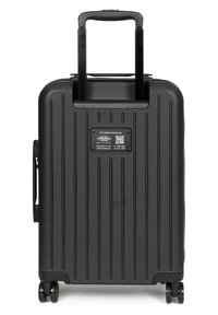 Valigia rigida nera con un design a righe verticali, doppie maniglie nere e quattro ruote. Presenta un'etichetta con le informazioni del proprietario.