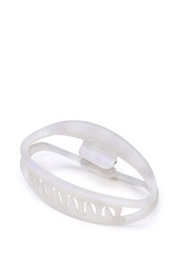 Clip per capelli in acrilico trasparente con forma ovale, caratterizzato da un motivo a onda testurizzato lungo il bordo e una chiusura sicura per mantenere i capelli in posizione.