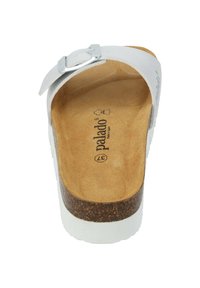 Weiße Sandale mit einem breiten Riemen, silberner Schnalle und einer Korkwedge-Sohle. Weiches, beige Fußbett mit dem sichtbaren Markenzeichen in der Mitte.