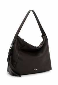 Tamsiai ruda tekstūruota odinė peties rankinė su plačia dirželiu, sidabriniu užtrauktuku ir mažu sidabriniu prekės ženklo logotipu priekyje.