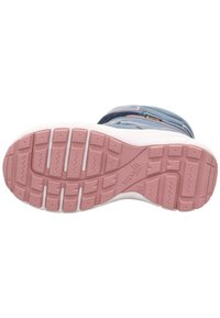 Dětská modrá zimní bota s růžovou gumovou podrážkou, na které je vidět vzor podrážky a značka "superfit", s štítkem Gore-Tex na boku.