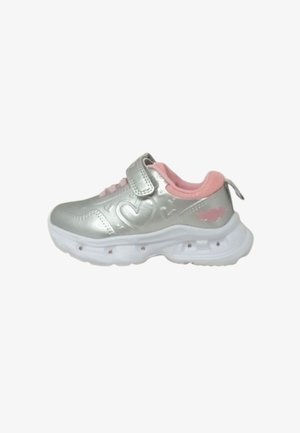 Scarpa atletica argento con dettagli rosa, dotata di una fascia a strappo, tomaia strutturata, suola ammortizzata e motivi decorativi a forma di cuore.