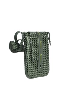 Borsa verde intrecciata con superficie texturizzata, dotata di chiusura con zip e tracolla. La borsa presenta un logo giallo sulla zip.