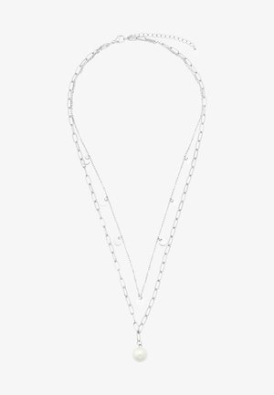 Srebrny naszyjnik z warstwowym łańcuszkiem, zdobiony okrągłymi akcentami i pojedynczym białym perłowym wisiorkiem na środku.