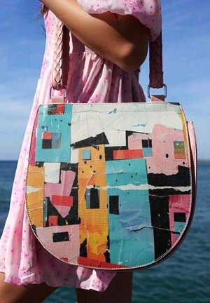 Dogo, DOGO DAMEN IVY BAG BLOCK HOUSES HANDGEFERTIGT UMHÄNGETASCHEN - Cross body bag - mehrfarbig