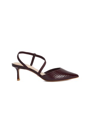 Chaussure slingback bordeaux foncé texturée à bout pointu, avec fines brides croisées et petit talon kitten.