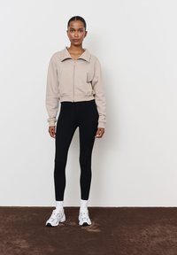 LA MANIA Cipzáras pulóver - beige