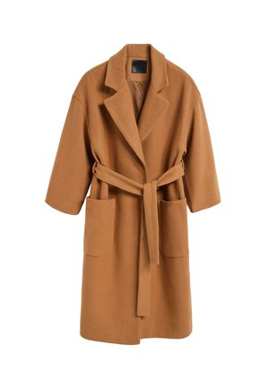 Camelkleurige jas van zacht materiaal, met een opstaande kraag, brede mouwen, een strikceintuur en twee voorkruiszakken.