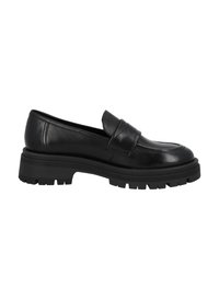 Mocassins en cuir noir avec un avant surélevé, semelle intérieure rembourrée, semelle en caoutchouc épaisse et coutures décoratives. Texture lisse avec une finition polie.