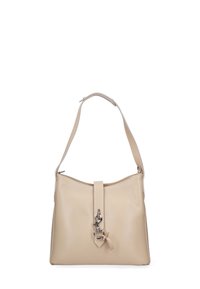 Borsa in pelle beige con forma piatta, tracolla singola, zip superiore e un accento decorativo in metallo argentato sul davanti.