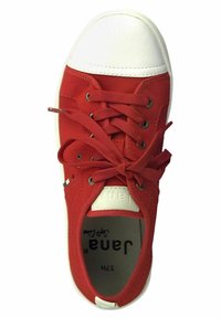 Zapatilla de lona roja con puntera y cordones de goma blanca. Presenta ojales y suela plana. En el interior se puede ver el logo de la marca.