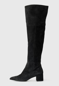 Botas negras de ante hasta la rodilla, con puntera afilada y tacón cuadrado. Textura suave con detalle de costuras verticales.