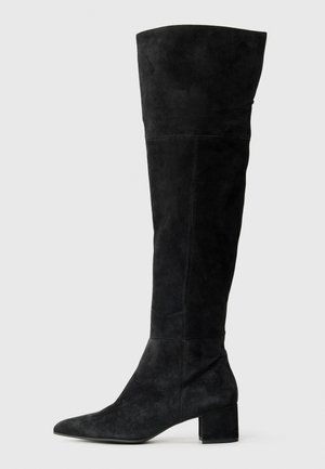 Černé kozačky nad kolena z jemné kůže, s špičatou špičkou a blokovým podpatkem. Hladký povrch se svislým švem.