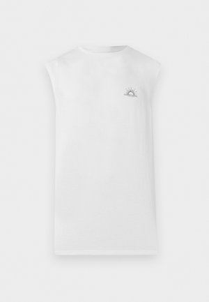 Weißes ärmelloses Shirt mit kleinem schwarzem Sonnenmotiv auf der oberen linken Brust, einfarbiger Hintergrund.
