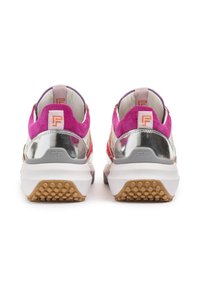 Sneakers con una parte superiore in suede rosa, dettagli in metallo argento, suola intermedia bianca e suola in gomma testurizzata con un motivo maculato.