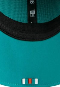 Türkisfarbene Kappe mit schwarzem Schirm; hat ein strukturiertes Innenfutter und drei kleine horizontale Streifen in Weiß, Orange und Rot auf der Vorderseite.