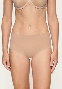 Beżowa, gładka bielizna hipsterska wykonana z miękkiego elastycznego materiału, charakteryzująca się gładką teksturą i średnim stanem dla wygody.