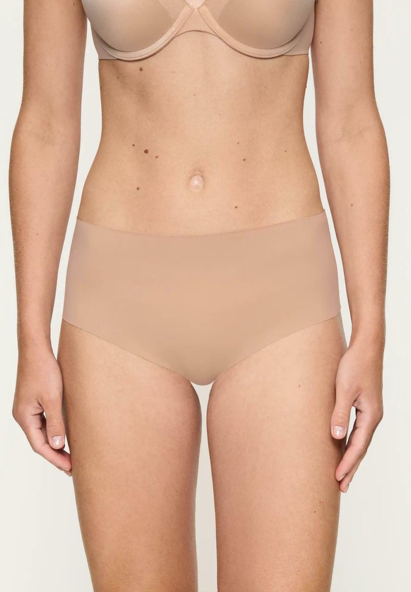 Beżowa, gładka bielizna hipsterska wykonana z miękkiego elastycznego materiału, charakteryzująca się gładką teksturą i średnim stanem dla wygody.