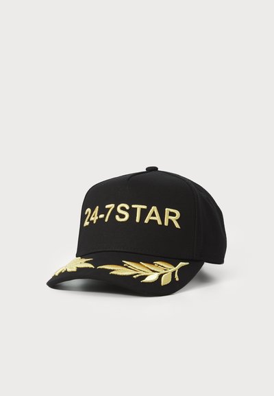 Casquette de baseball noire avec broderie dorée "24-7STAR" à l'avant et motif de feuilles dorées sur le bord. Fabriquée en tissu texturé avec une visière courbée.