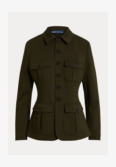 Olijfgroene jas met een getailleerd ontwerp, vier voorzakken, zwarte knopen en een kraag, gemaakt van een gladde stof.