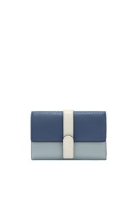 Kožená peněženka ve tmavě modré a světle modré barvě s bílým zapínáním na pásek. Texturovaný povrch s hladkým finišem. Kompaktní obdélníkový tvar.