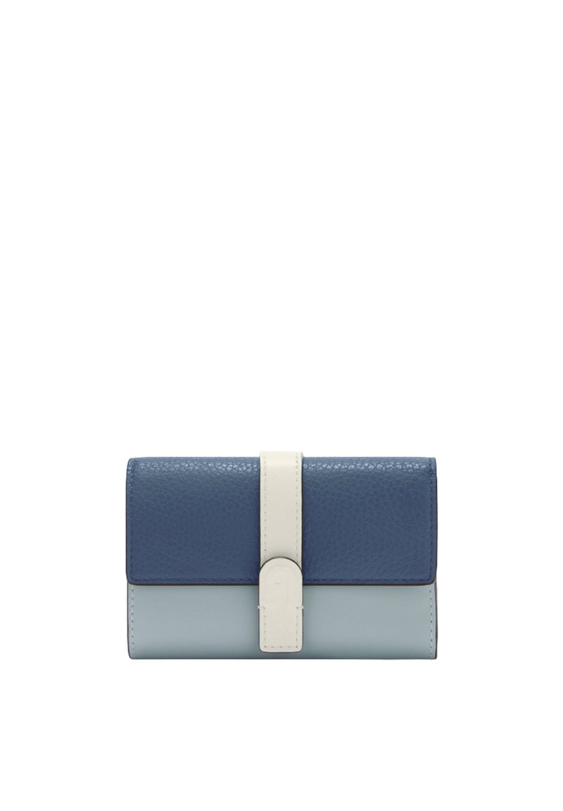 Kožená peněženka ve tmavě modré a světle modré barvě s bílým zapínáním na pásek. Texturovaný povrch s hladkým finišem. Kompaktní obdélníkový tvar.