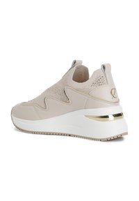 Beżowe sneakersy z siateczkową cholewką, teksturowanym wzorem i złotymi akcentami. Gruba biała podeszwa z złotą linią. Styl slip-on z pętlą do zakładania.