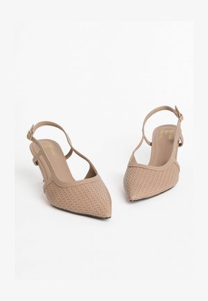 Beige, hegyes orrú, pántos magassarkúk szőtt textúrával, rövid sarkakkal és állítható bokapánttal. Simább belső rész logóval.