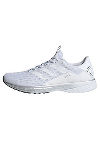 Zapatilla deportiva blanca con una parte superior de malla transpirable, logo de tres rayas, suela texturizada y acentos plateados en la entresuela y la parte trasera.
