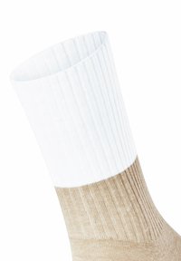 Knielange Socke mit einem weißen gerippten oberen Teil und einem beigen glatten unteren Abschnitt, der ein Farbkombinationsdesign aufweist. Weiche Textur, elastisches Material.