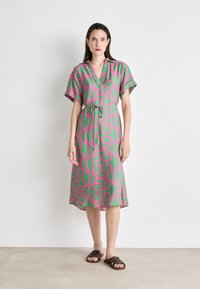 GANT MONOGRAM CAFTAN - Vardagsklänning - perky pink